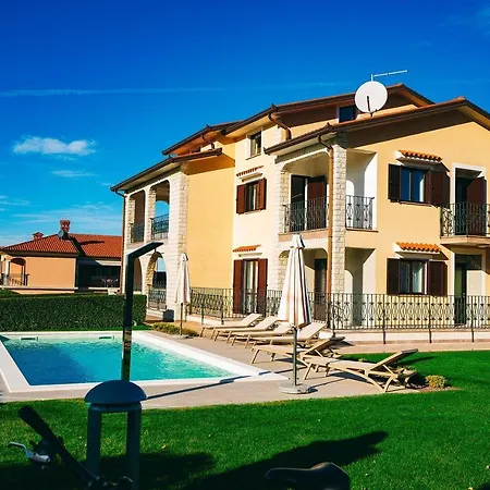 Mit Privatem Pool Bei Lägenhet Poreč