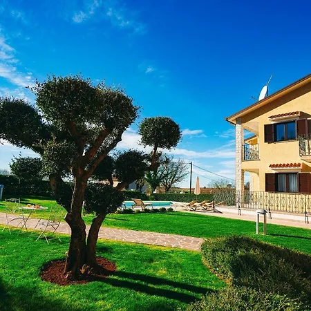 Mit Privatem Pool Bei Lägenhet Poreč